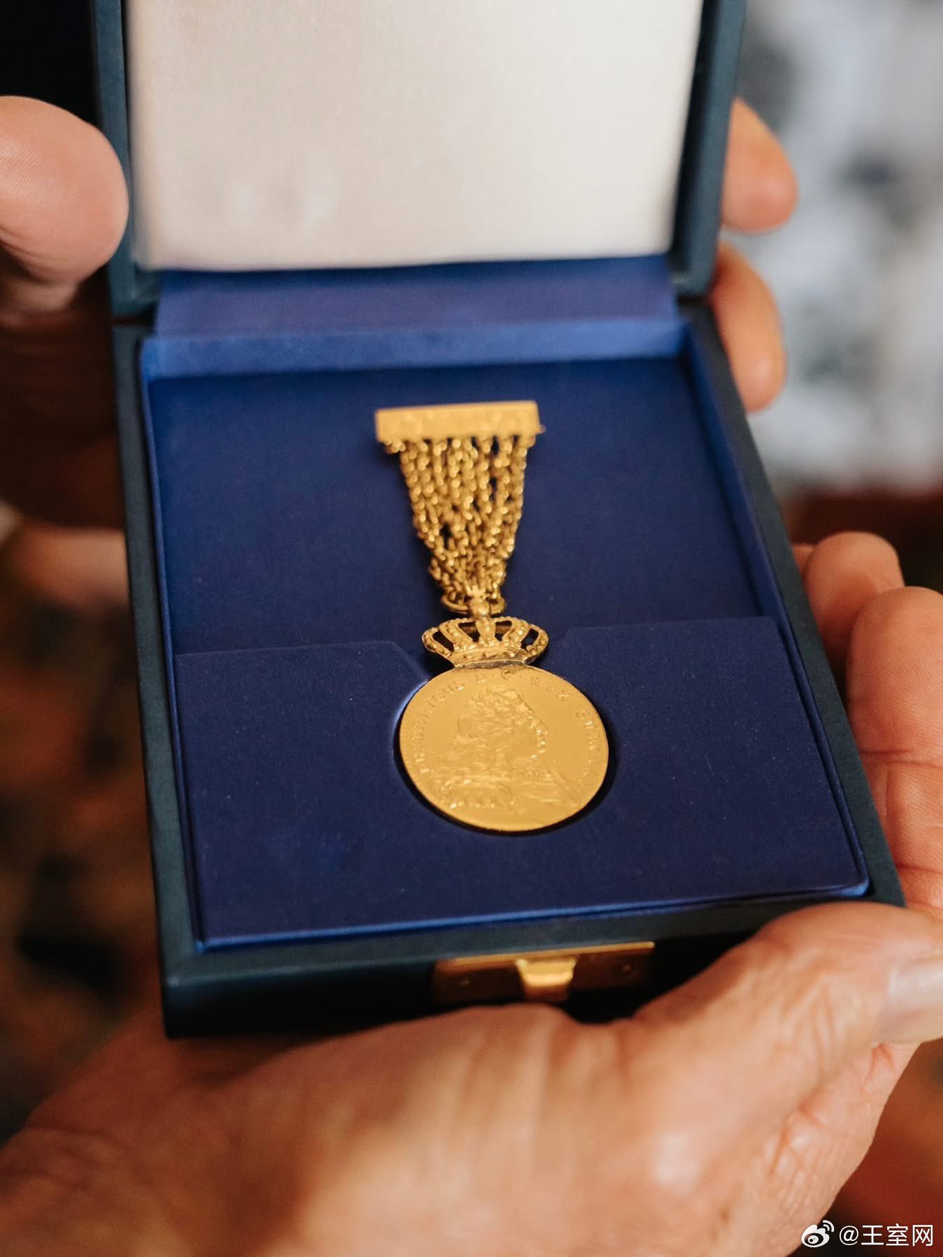 瑞典王室🇸🇪6月11日，在国王和王后结婚50周年之际，国王向王后授予“炽天