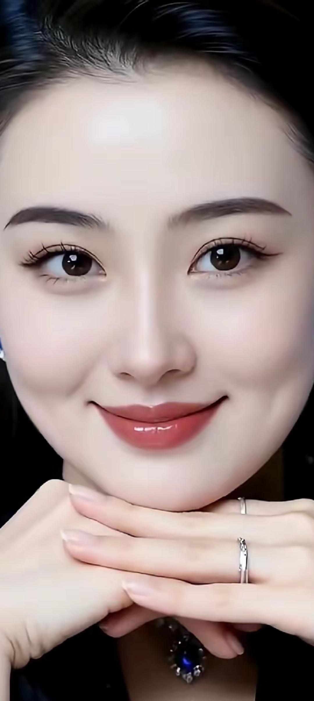 温柔微笑，优雅气质，完美妆容，闪耀珠宝。