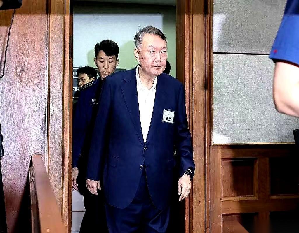 真不是我夸张，尹锡悦再出来，我差点没认出来。几个月前还是那个油头粉面、感觉随时
