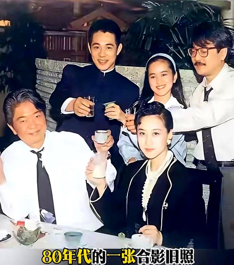 80年代的一张合影旧照。李连杰那时候把一身的英气都写在了脸上，身边的利智