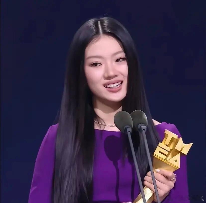多读书真的有用。不信你看单依纯，看到她获得年度最佳内地女歌手的发言太有内容了，非