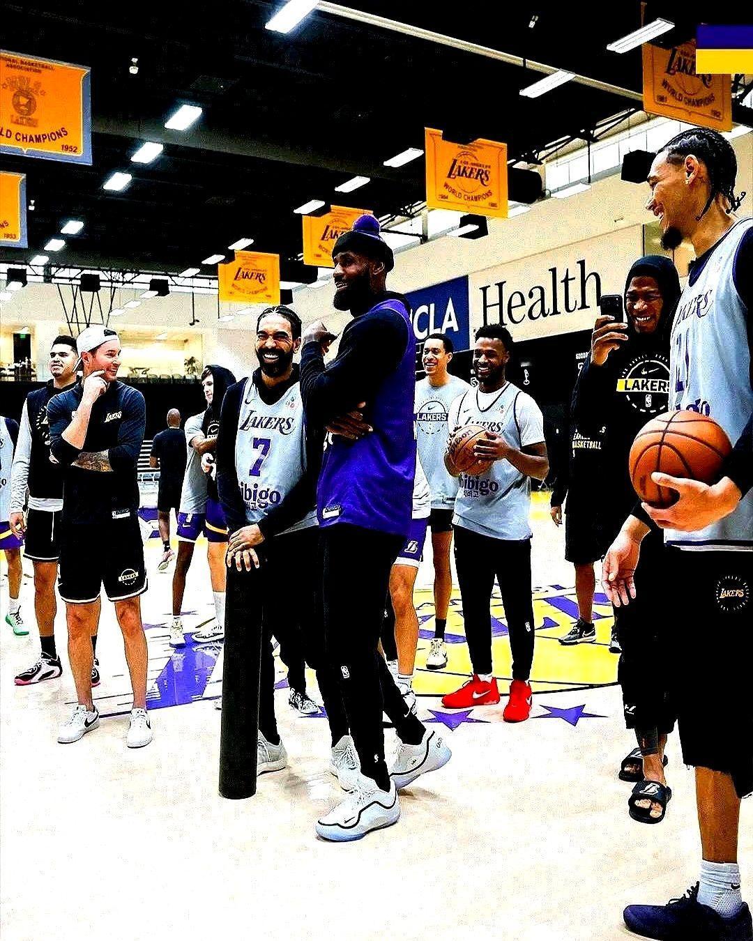 詹姆斯41岁生日，场面热闹结果尴尬。湖人队训练后给老詹过生日，双层大蛋糕顶个