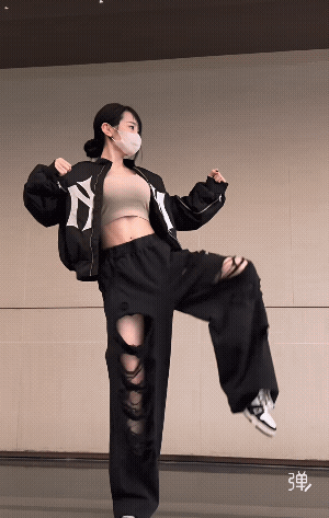 佩服的不是腿功，而是那个腹肌![赞]
