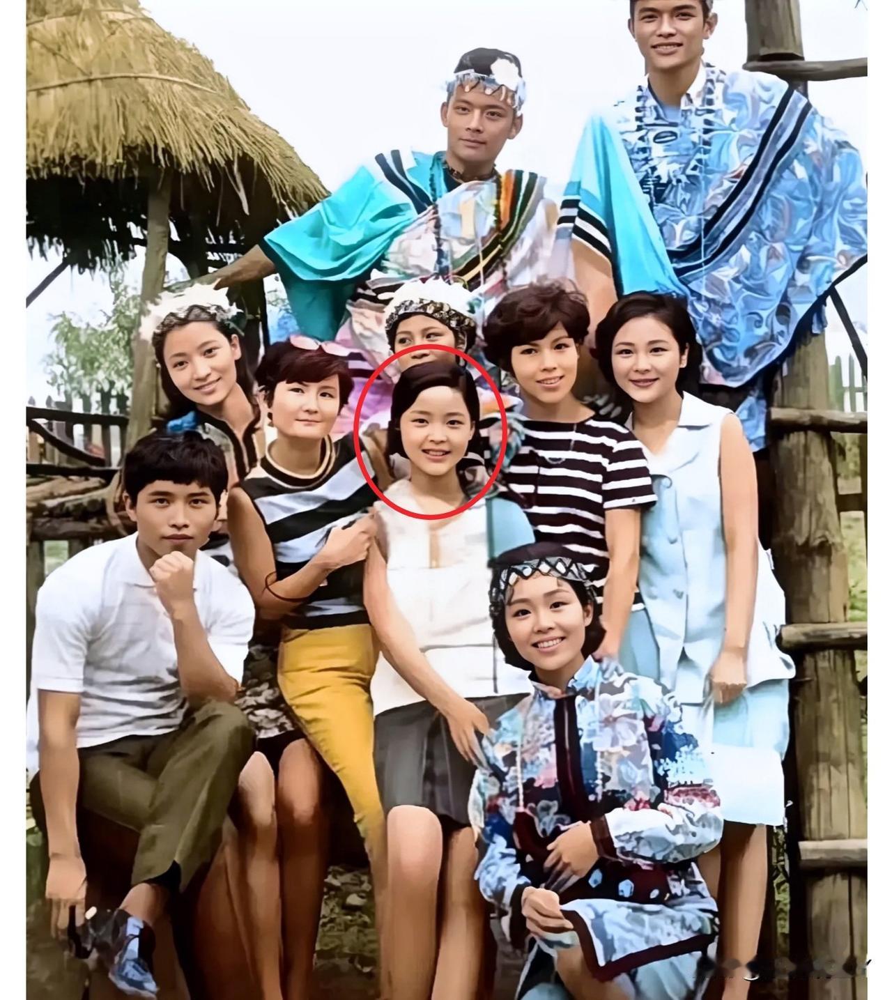 这是1967年，小女孩与一帮年轻人在阿里山的合影。当年青春靓丽的她，后来成为了红