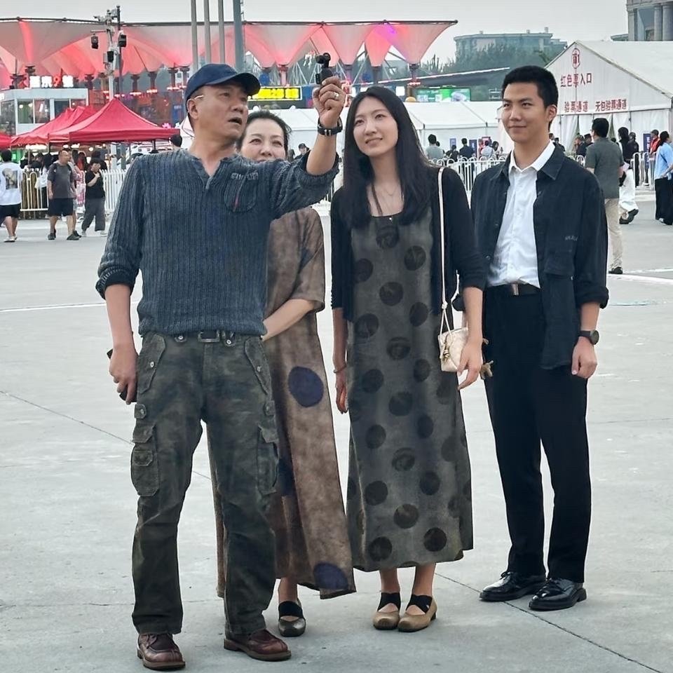 胡军一家四口近照，女儿和儿子都好高啊近日，刷到有网友在北京偶遇胡军，他们一家四口在五棵松广场上的一幕