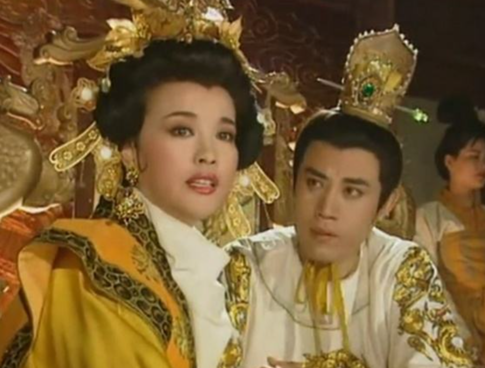 684年，武则天赐儿子李贤毒酒。李贤接过毒酒，悲从心起，对着武则天一阵狂笑:“我