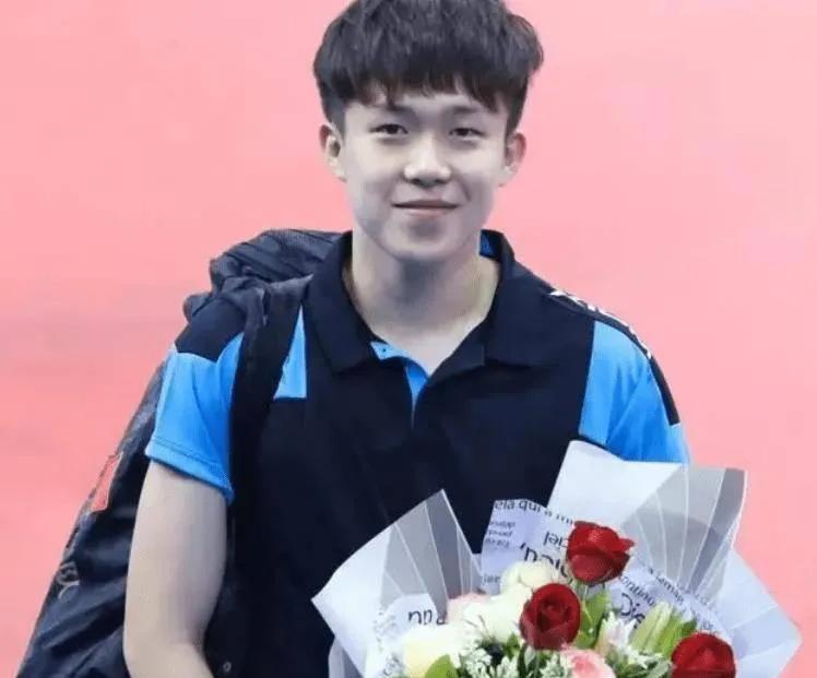 记者问王楚钦：你觉得在9局的比赛里跟马龙对阵自己有什么优势吗？王楚钦略微一