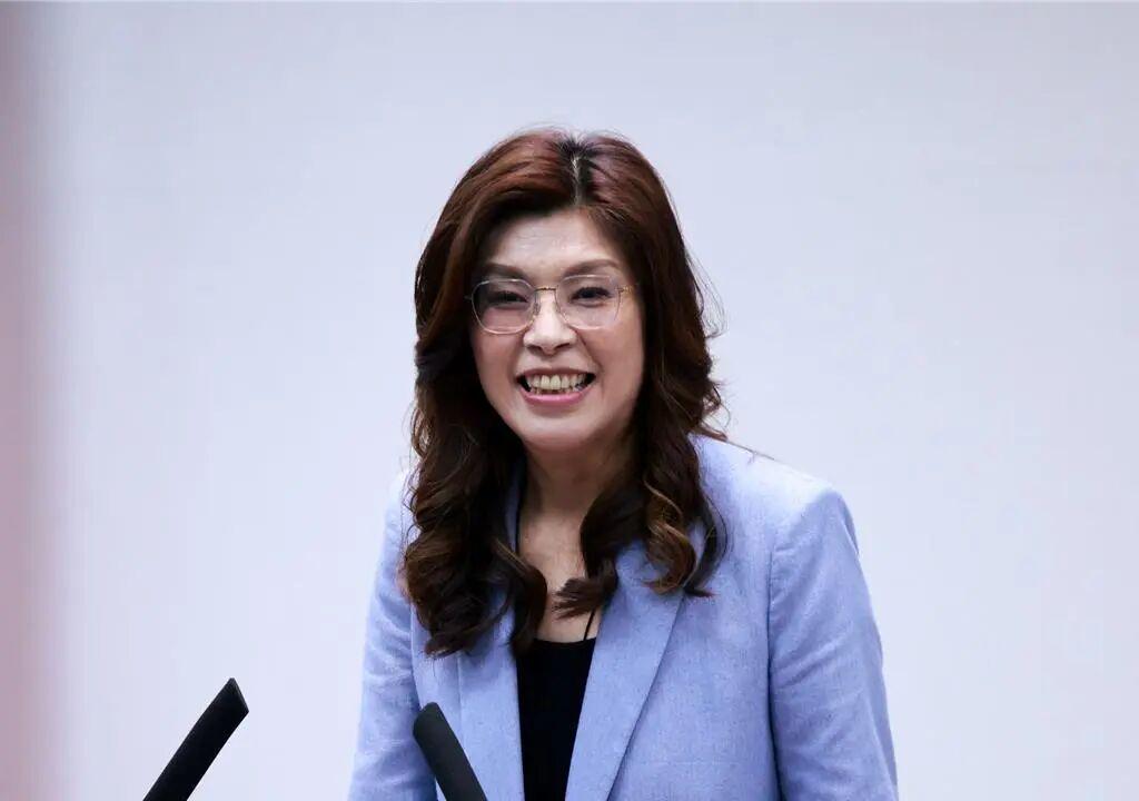 郑丽文亮出2028底牌，最大的坎却在自家门口！9月21日晚，国民党主席郑丽文当着