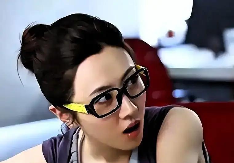 英如镝一句“胖成球”，王博谷当场甩脸。酒桌玩笑瞬间变味，英如镝工作室回应“被放