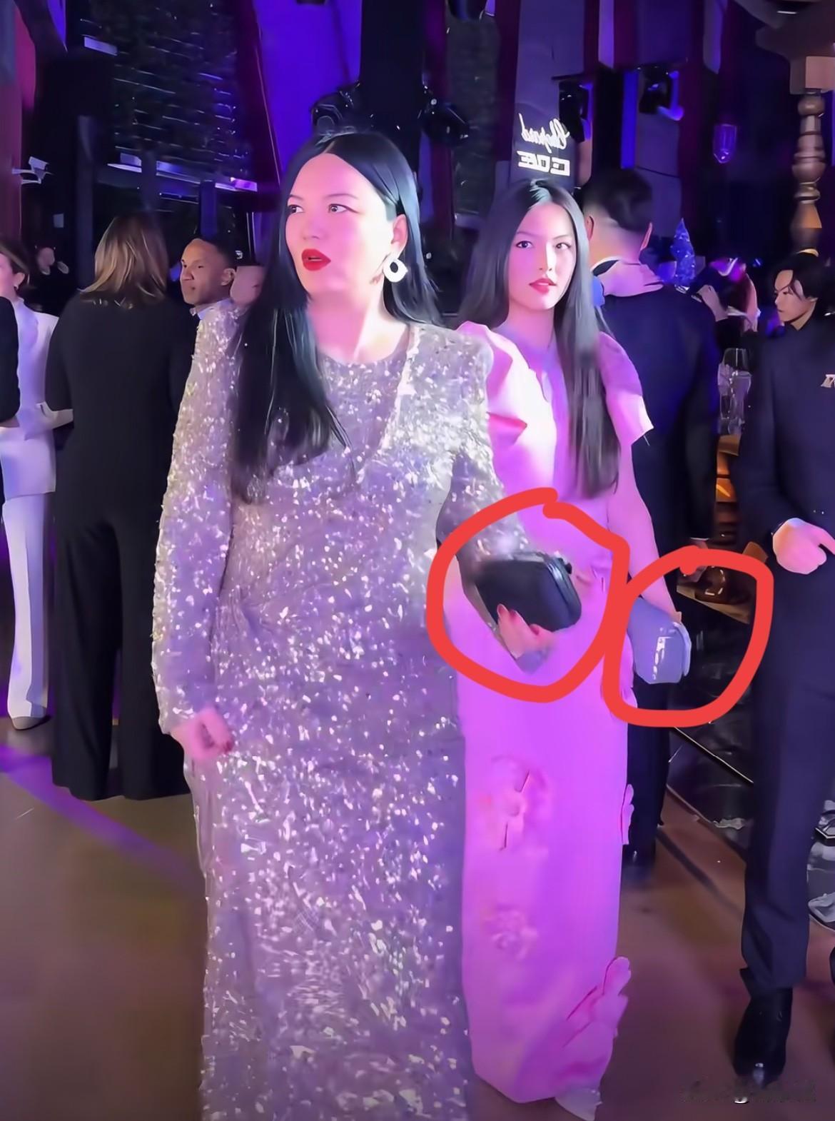 原来王诗龄化妆，是跟父母去参加在哈尔滨的聚会，瞧她的身高都超过妈妈李湘了！果