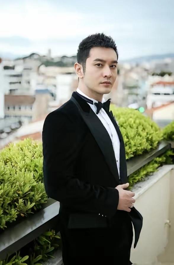 跟黄晓明钱不还的人是不是很多啊！李亚鹏直播时说：黄晓明十年前曾借给自己一笔钱，