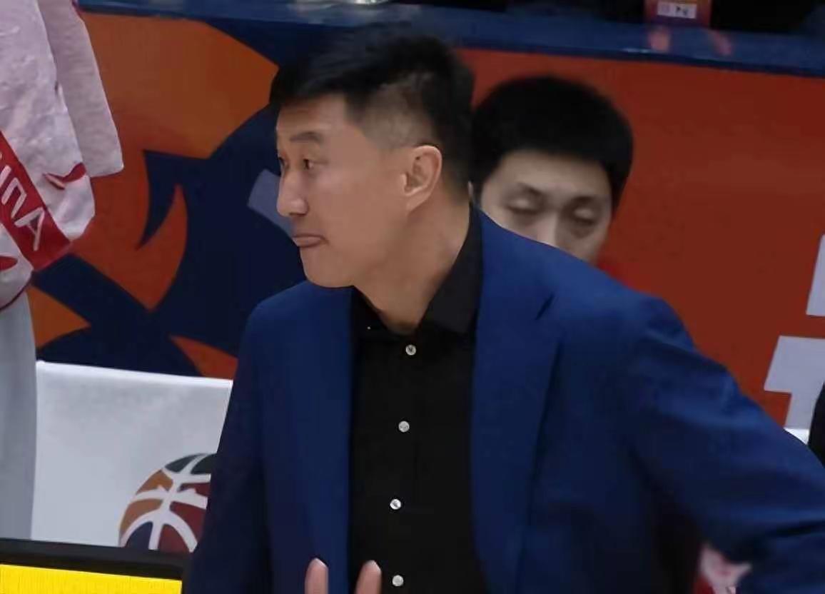 有广东自媒体人发文说，广东输给山东男篮排名滑落到第六，其实是杜峰的神机妙算。这位