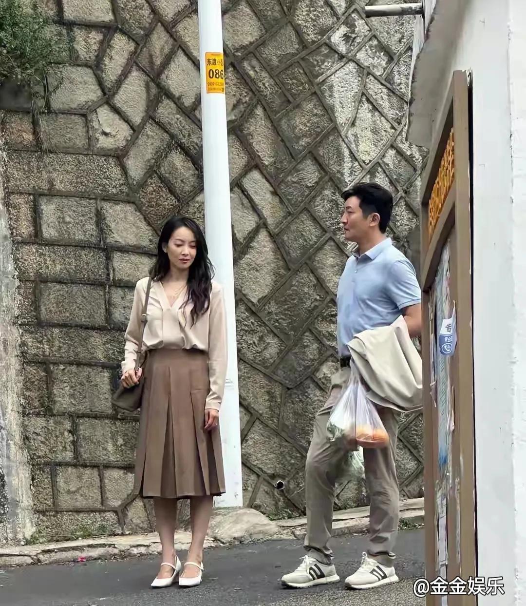 近日，有网友在厦门街头惊喜偶遇郭京飞拍戏。画面里，郭京飞双手拎着菜，步伐自然，那