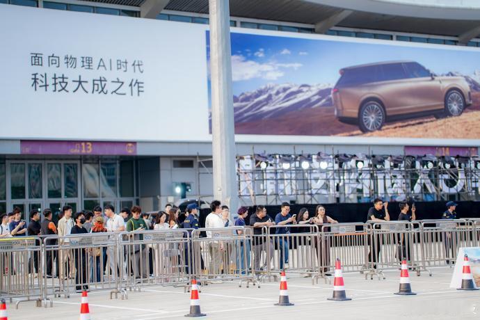 前方已经在进场了，知道大家想看什么，车模走一波~[滑稽笑][滑稽笑]