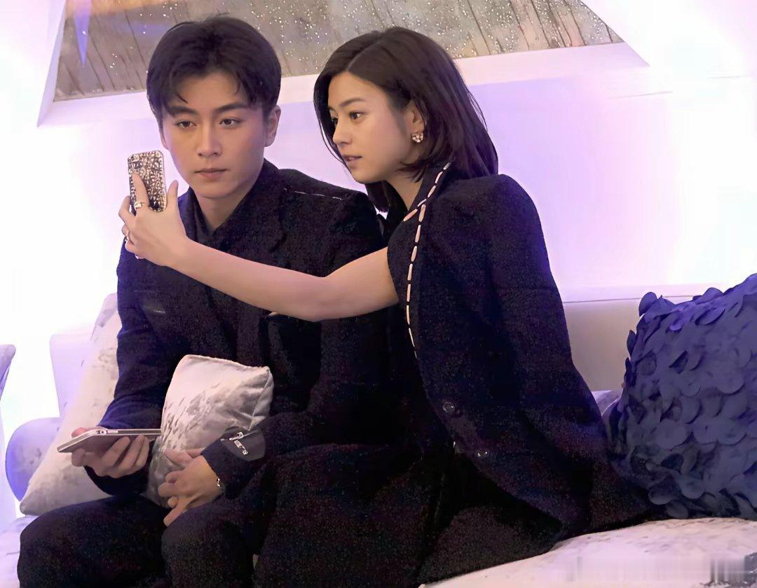 还记得从前的陈妍希和陈晓吗？就连并肩低头看手机的间隙，两人都会十指紧扣，满眼都是