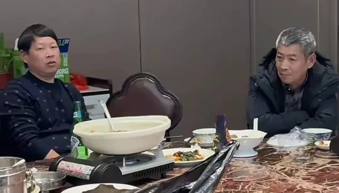 湖南，一男子正和女友吃饭，商讨订婚之事。没想到，接下来女子的一个举动，让男子母亲