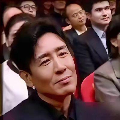 于和伟听到王仁君名字那一下，嘴角抽了。就一下，镜头扫过去，他已经在鼓掌了。​飞天奖，他差这一个就大满