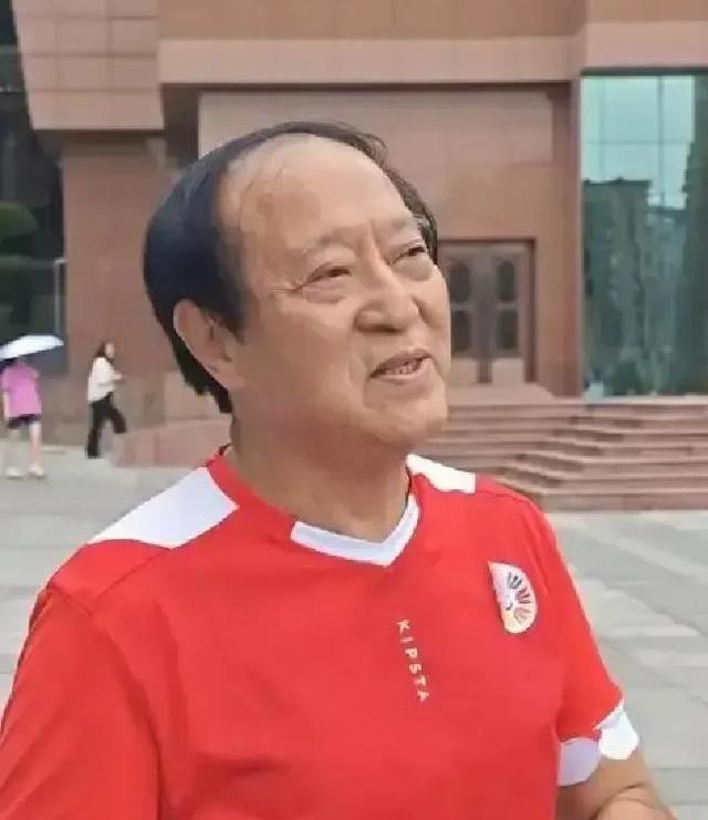 万万没想到，折腾半生、一度倾家荡产的牛群，晚年竟被美国毕业的儿子牛童，用最朴素的