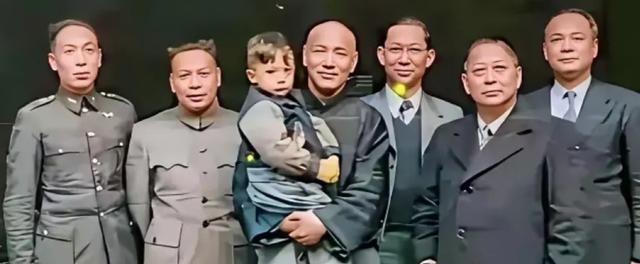 1949年，孙科来到浙江奉化，看望蒋介石，亲切交谈，合影留念，永恒的回忆！19