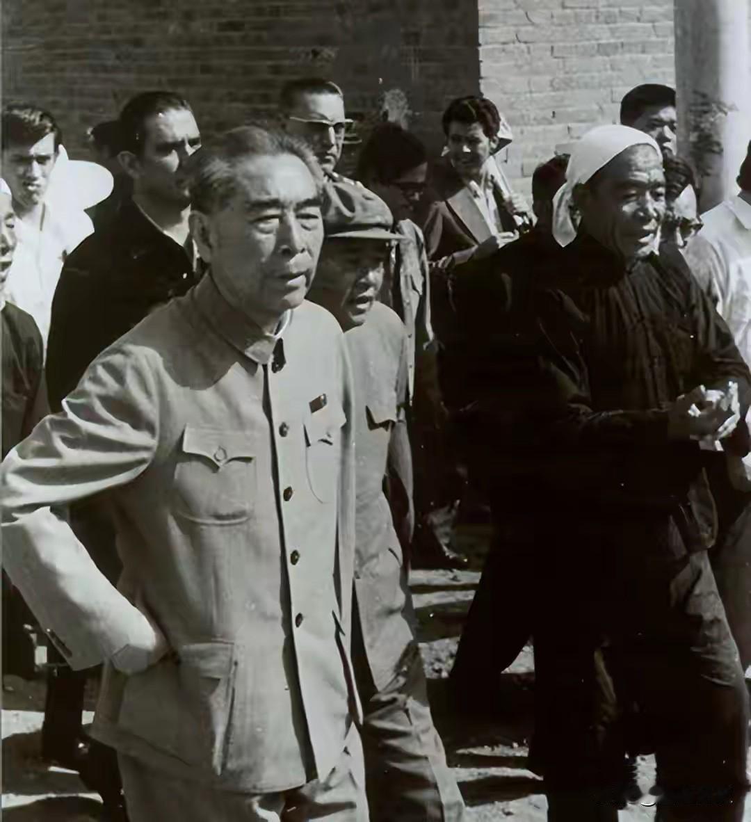 这张珍贵老照片拍摄于1973年4月，身患重病的周恩来陪同墨西哥总统埃切维里亚