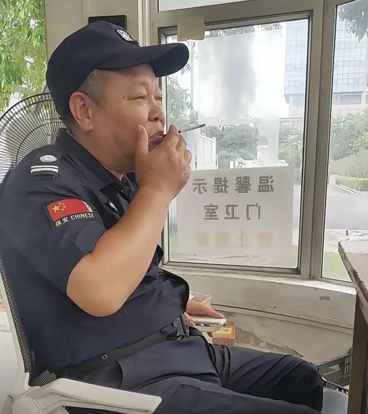 不是所有保安都能收到烟，普通老旧小区、街边门店的保安，基本没有这类人情往来，每天