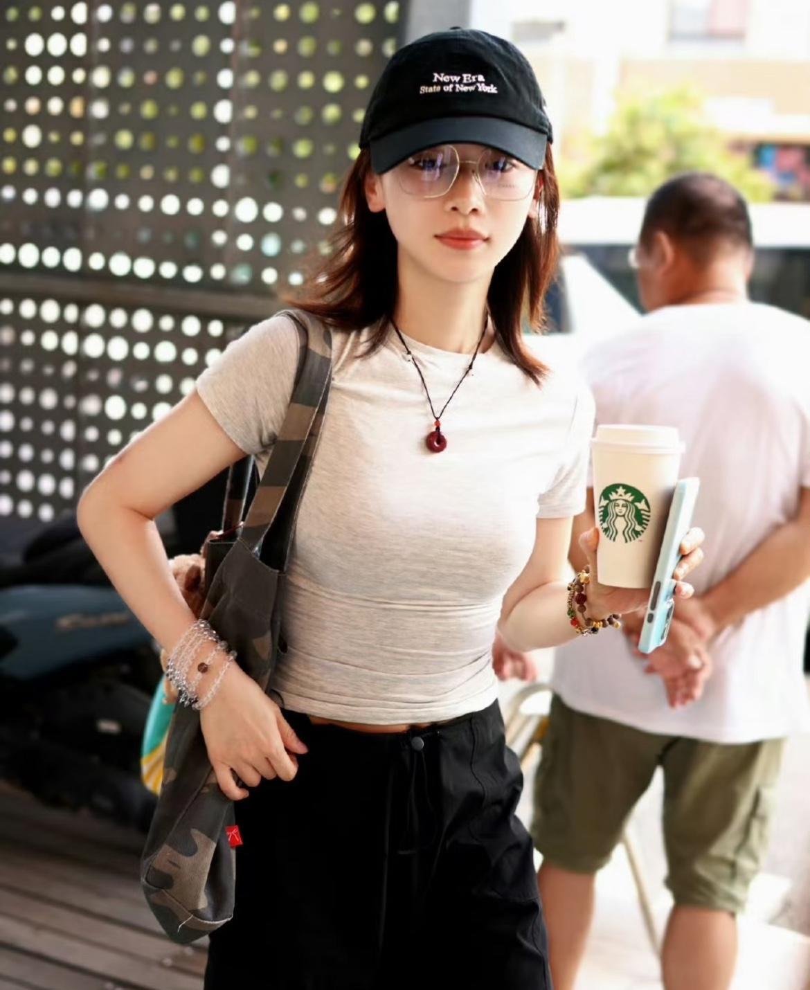 这肚子居然揣过孩子？！😯她基本上就胖个肚子，但是我觉得这比她生之前还是稍