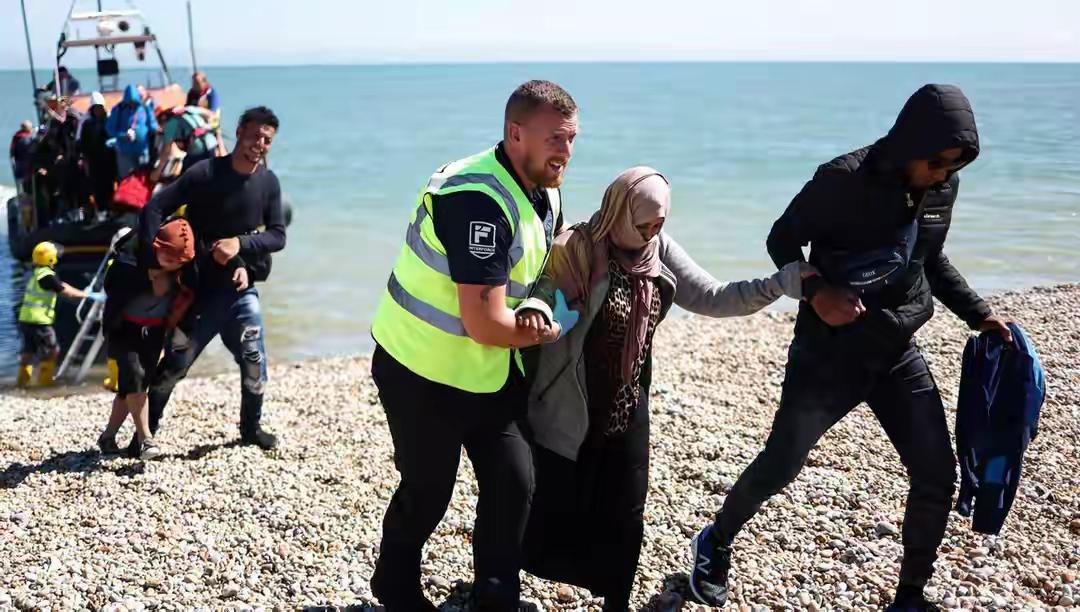 英国终于发现情况不对，对“乱港分子”关上大门？20年永居门槛、福利全面取消