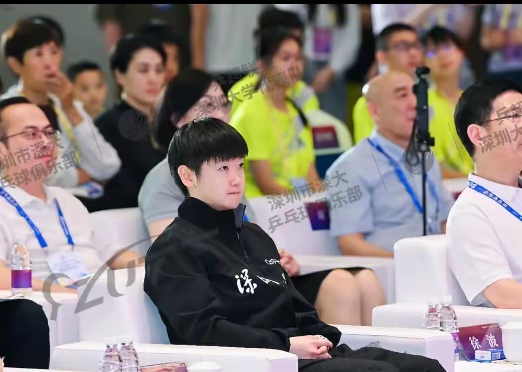 领导范儿拉满哈～，深大幼儿园，有莎莎这一小脸儿，想不火都难哩～！[比心][比心