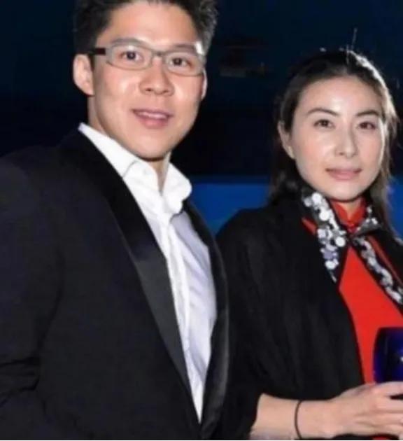 2000年，霍启刚第一次带女友回家，朱玲玲只看了一眼，便说：“你们不合适，分了吧