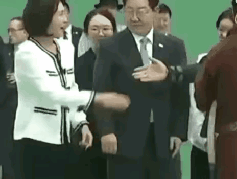 外蒙一直都在和韩国勾勾搭搭，不信你去外蒙的超市货架上看看，清一色的韩国产品。该