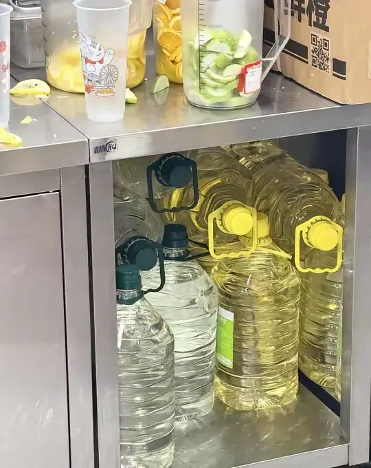 蜜雪冰城为什么会用到油啊今天等奶茶的时候看到的