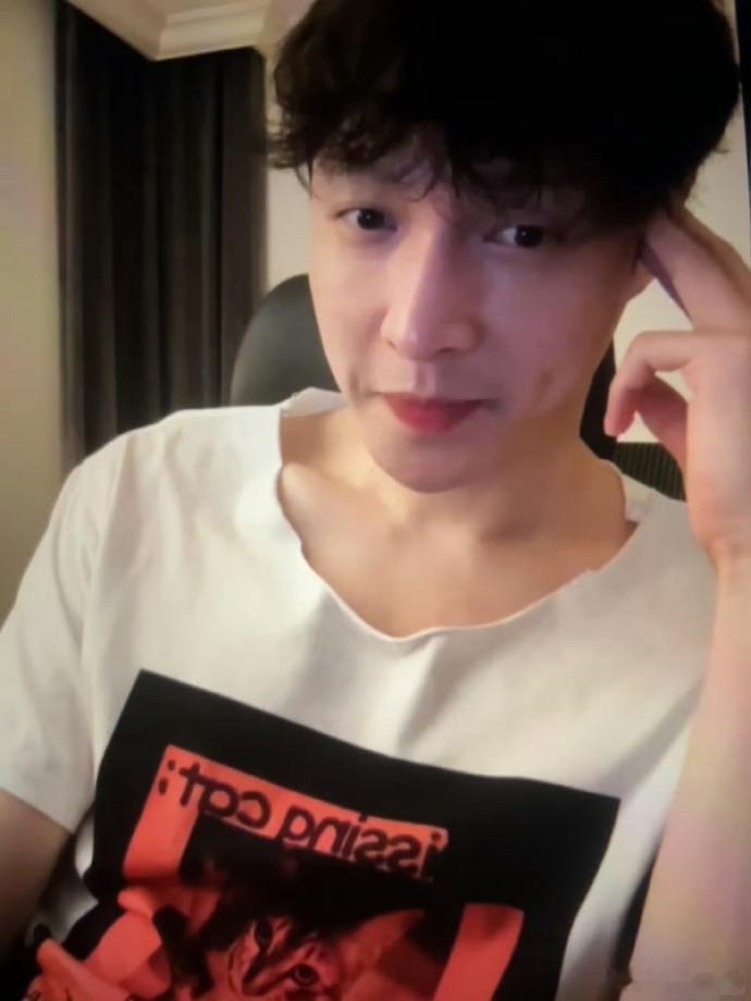 张艺兴还在穿十年前的衣服男生的衣服守恒定律诚不欺人！没人催着换真能穿到包浆，别说