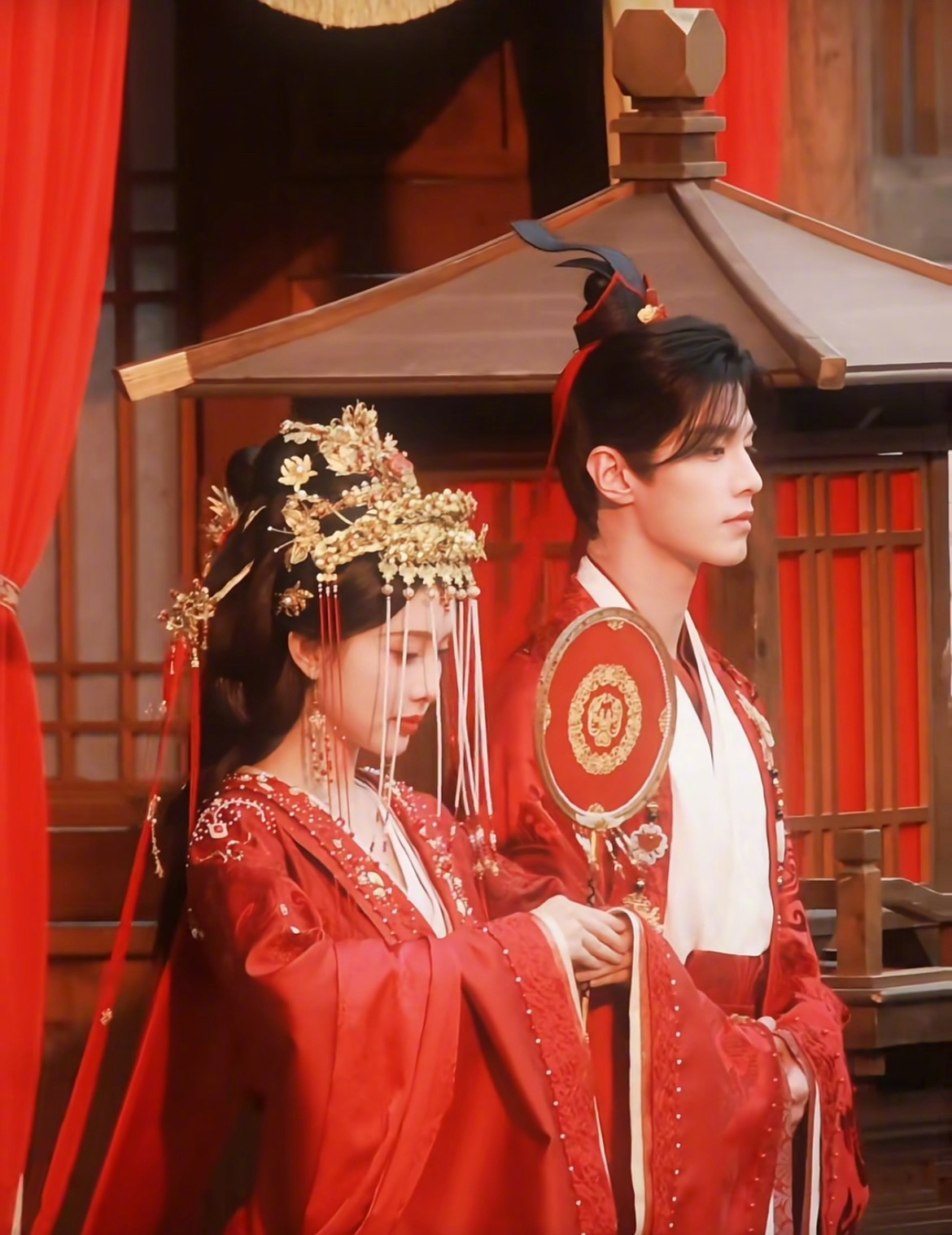 孟子义、何与《百花杀》大婚路透，乍一看有种“仙衣怒马少年郎”的感觉，再细看又有点