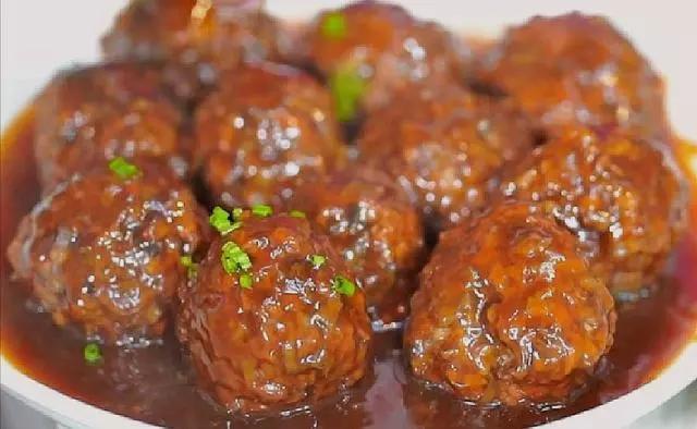 标题：【吃货必看】红烧狮子头大揭秘：肉嫩汤鲜，吃了还想再来一碗！嘿，朋友们！