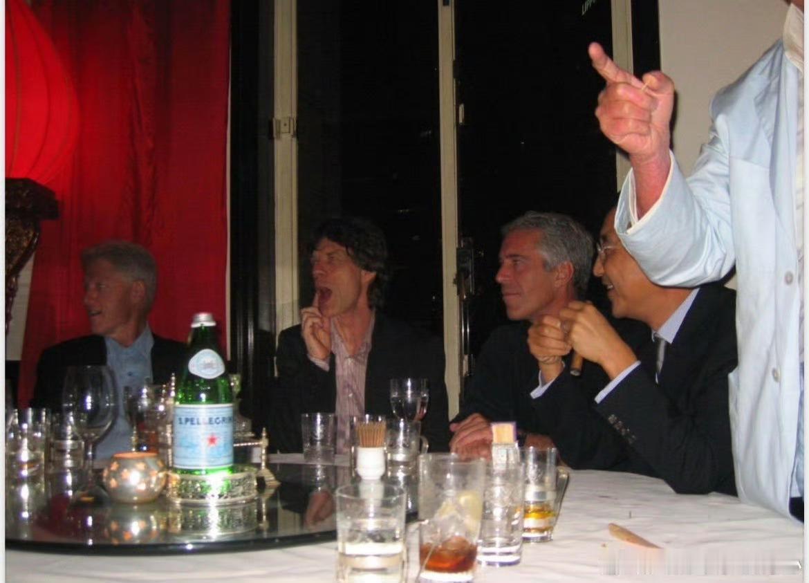 岛主的晚宴。都说科学的尽头是弦学，那么金钱与物质的尽头就是纵欲、精神世界的匮乏、