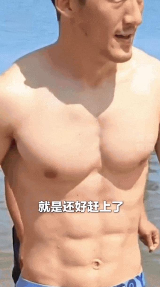 辽宁大连，4岁男孩在浴场玩水时被卷到海中，正当父母焦急万分时，一名男子突然冲向海