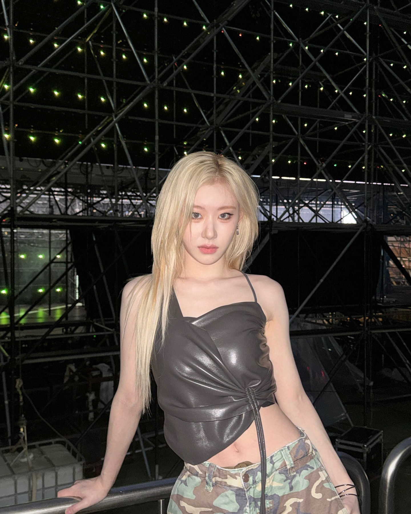 李彩领：金发抹胸迷彩裤穿搭，好酷美的欧尼。李彩领