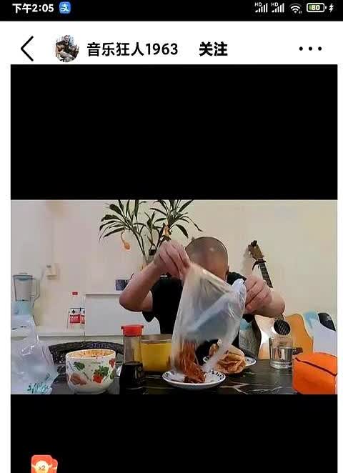 看了酒鬼这么多视频，酒鬼的儿子是酒鬼老婆和外面生孩子，她们的两个孩子嫌寒碜从来不