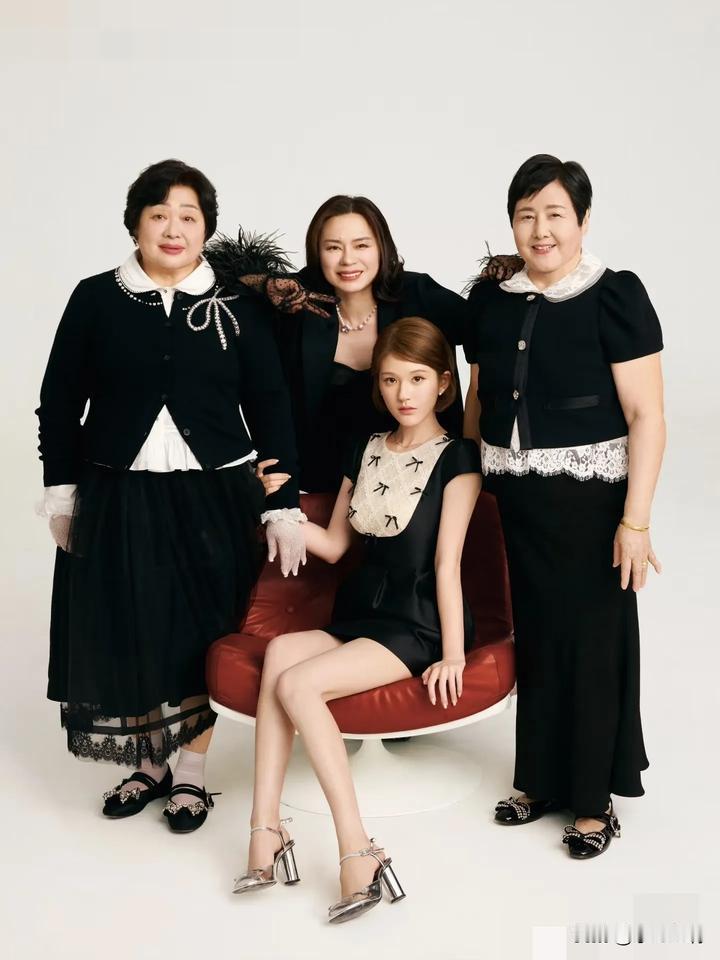 赵露思首次公开和妈妈奶奶外婆全家福，赵露思能变成这样真不容易。妈妈奶奶外婆都是