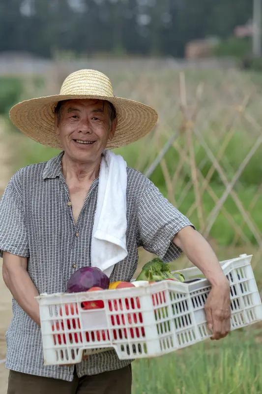 没有养老金的农村老人,养老状况差异很大。有些老人依靠子女养老,要是子女有能力,