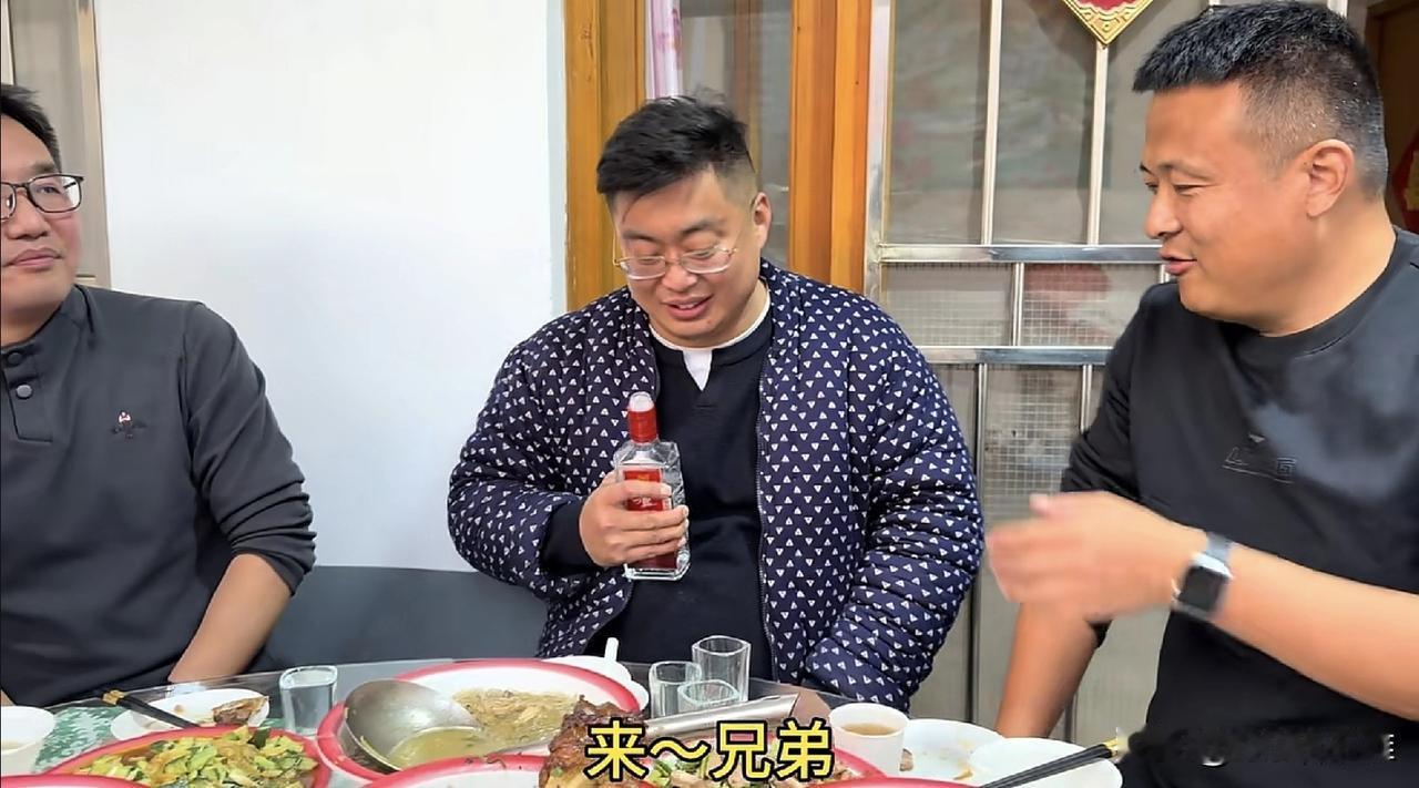 不得不承认，大鹏很重情义，有兄弟们的支持与帮扶。在上个视频里，大鹏张罗了一桌饭菜