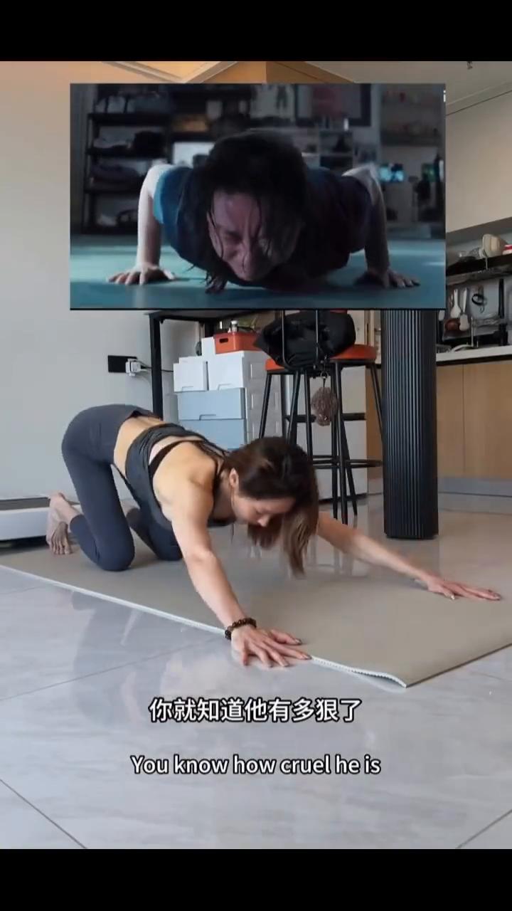 不需要器械和工具，在家也能练出超模身材。如果想要薄薄的背，若隐若现的手臂线条和