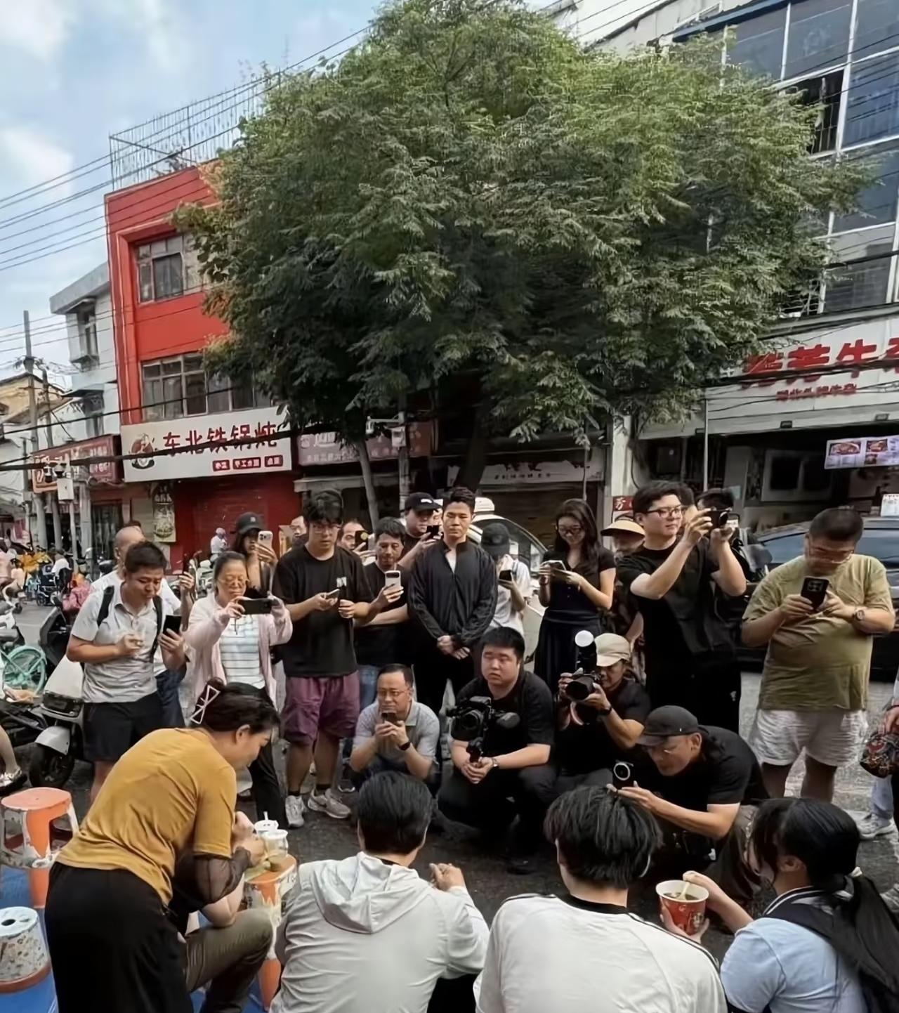 雷军武汉吃热干面被围拍这事，争议还挺大。一开始画面满是烟火气，雷军和小学生互动，