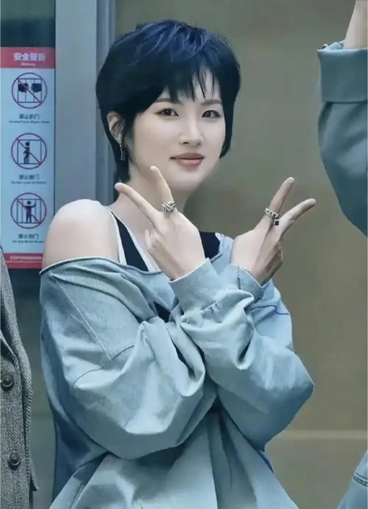 姚安娜果然是听劝的网友们都叫她不要在娱乐圈混了，好好回来在华为找个工位上班，