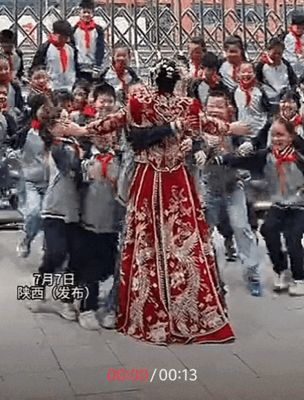 泪目！陕西，一名女老师结婚，提前在班级里跟家长说孩子可以来参加，她选在中午办席，