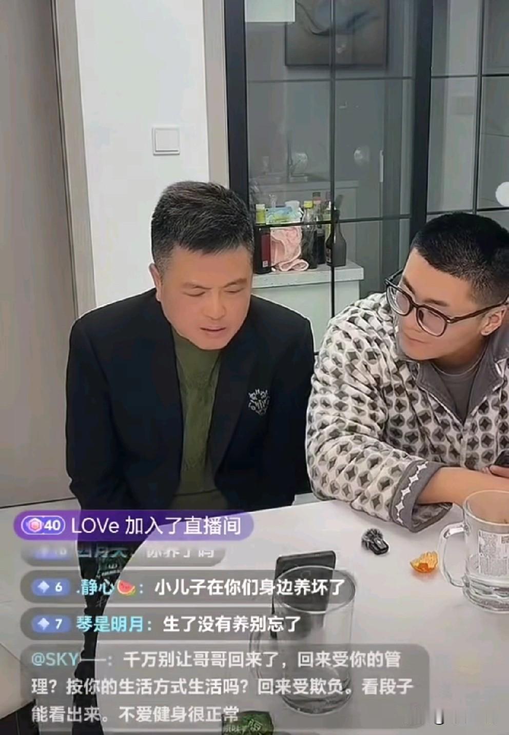 南京双胞胎认亲最快反目。弟弟说，哥哥看起来老实，实际上不是的。手机里有好多哥哥的