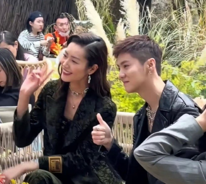 换了发型的鹿晗好帅气。​​​