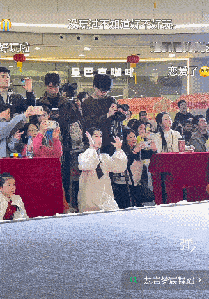 我想看我闺女，你倒是给我个镜头啊！[捂脸哭]