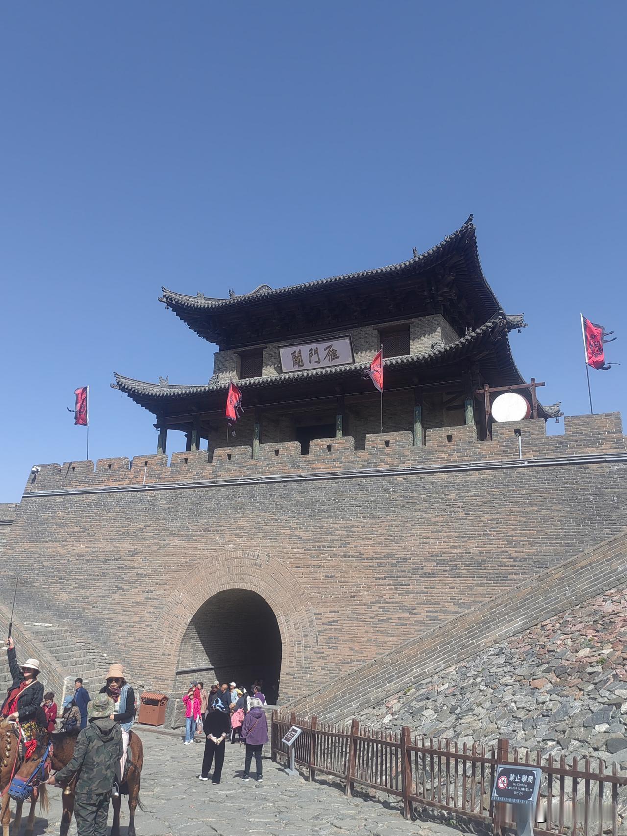 雁门关的春天大风裹挟着微量的尘土，肆无忌惮地横扫过来，前来此地旅游的人们，