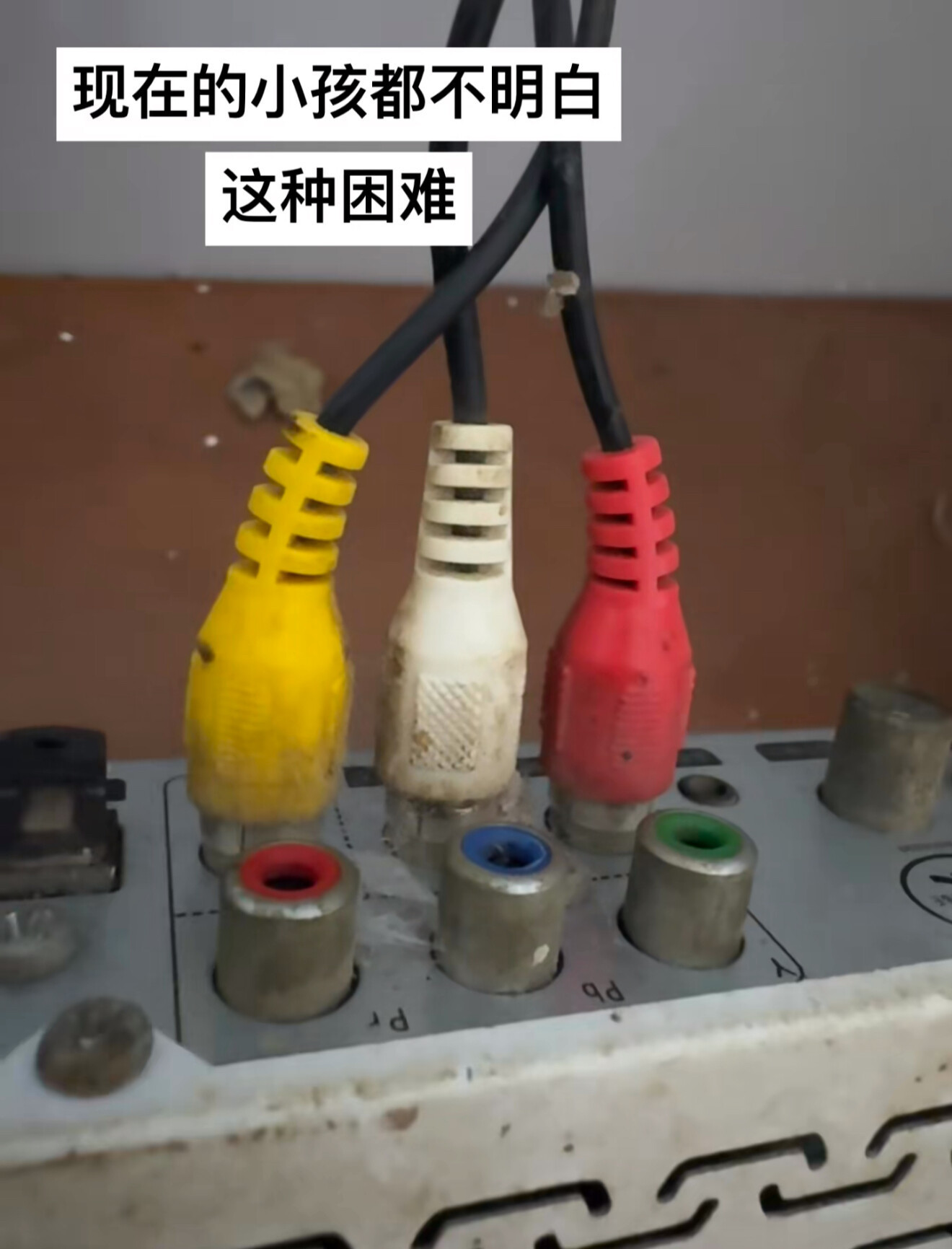 小时候调过电视的才懂谁没在电视雪花的时候猛猛拍过几下​​​